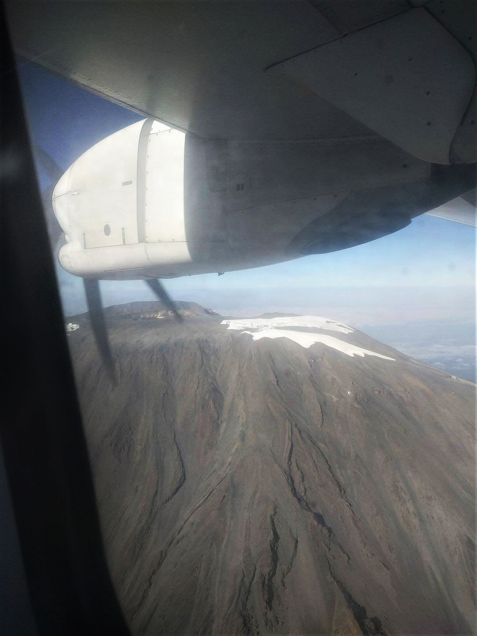 Zicht op Mount Meru vanuit het vliegtuigje