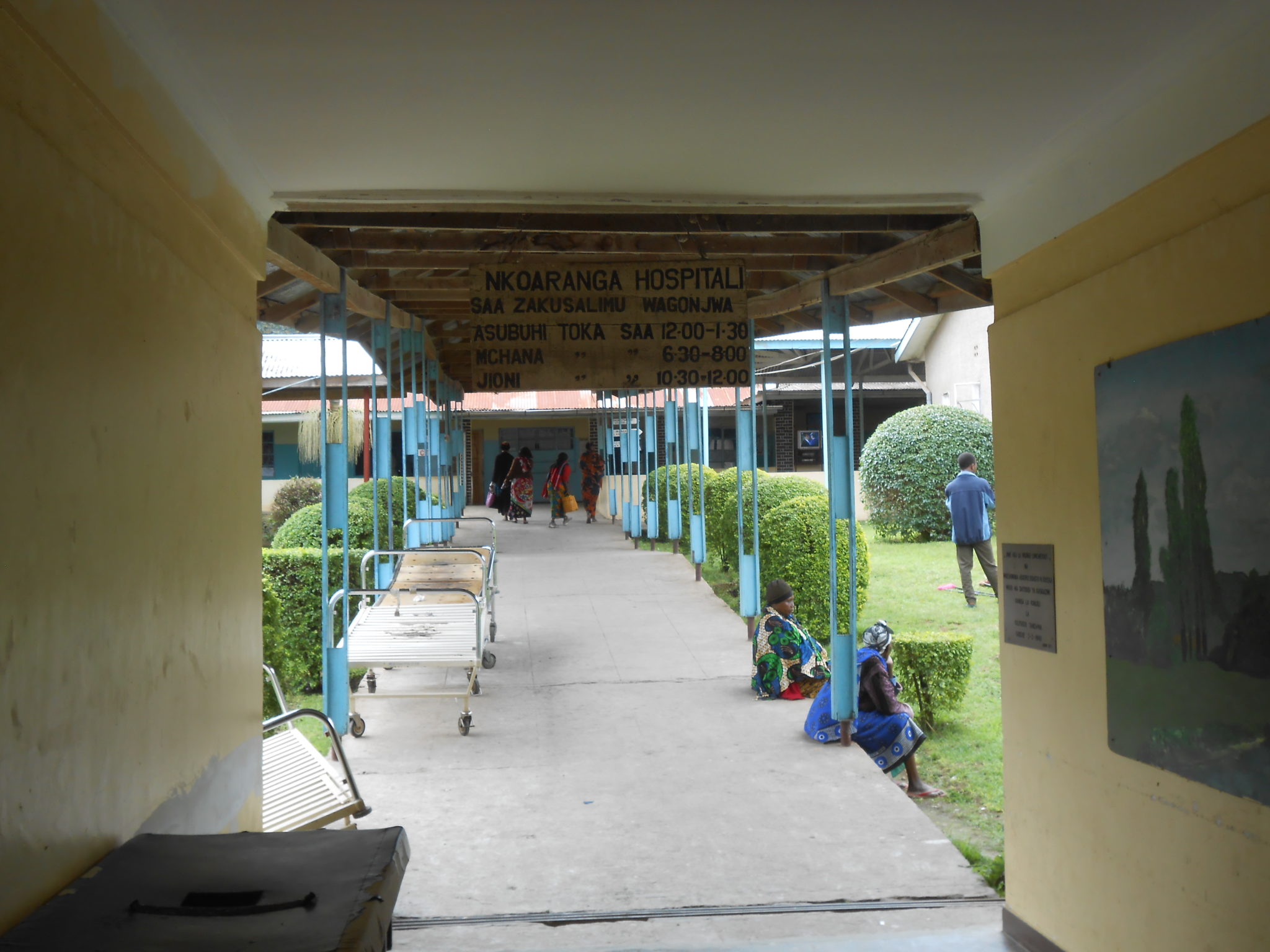 Nkoaranga Lutheran Hospital, doorgang naar de male en female ward